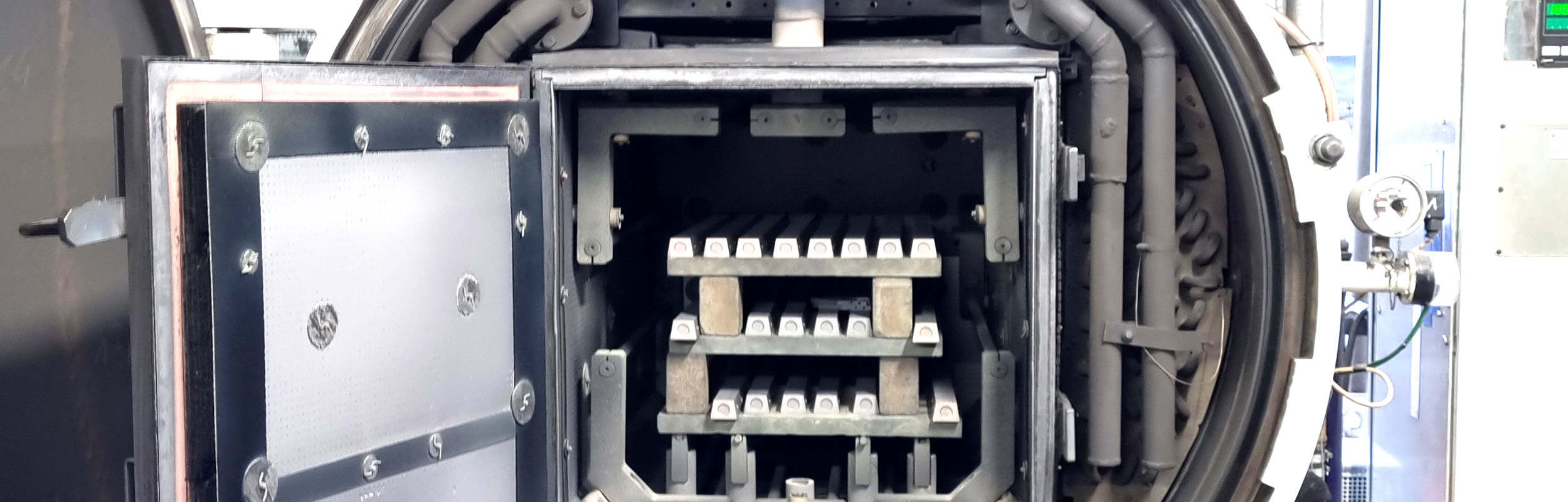 Industrieofen für Vakuumhärten von Messer Klingen und Metallteilen in einer professionellen Härterei in Solingen. Industrieofen für Vakuumhärten von Messer Klingen und Metallteilen in einer professionellen Härterei in Solingen.